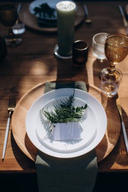 Bir ziyafetin ön planında sofra kurulumu