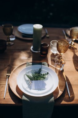 Bir ziyafetin ön planında sofra kurulumu