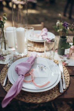 Bir ziyafetin ön planında sofra kurulumu