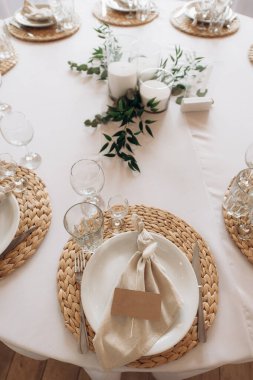 Bir ziyafetin ön planında sofra kurulumu