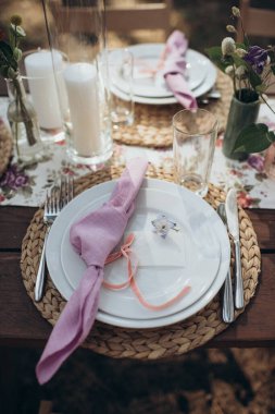 Bir ziyafetin ön planında sofra kurulumu