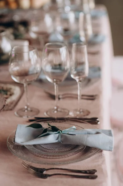 Shining Glasses Wedding Festive Table Setting Side View — стоковое фото