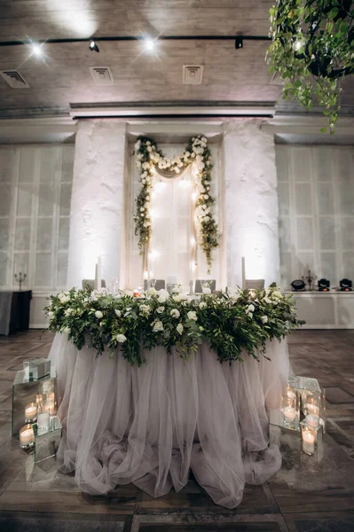 Şölende düğün süslenmiş başkanlık.