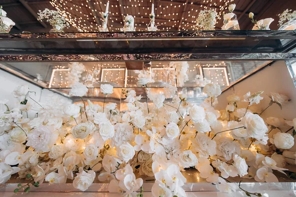 Şölende düğün süslenmiş başkanlık.