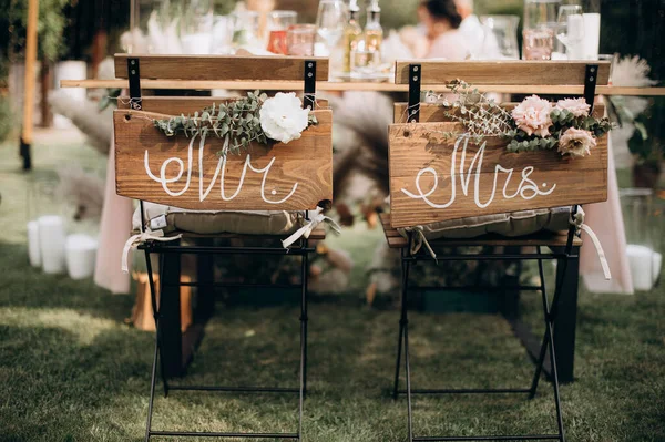 Stühle Der Frischvermählten Festlichen Tisch Mit Der Inschrift — Stockfoto