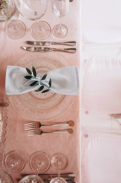 Bir ziyafet masasında dikdörtgen bir düğün masasına servis yapmak.