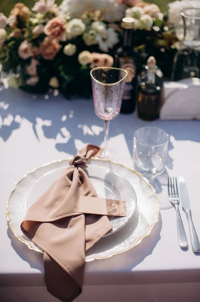 Bir ziyafetin ön planında sofra kurulumu