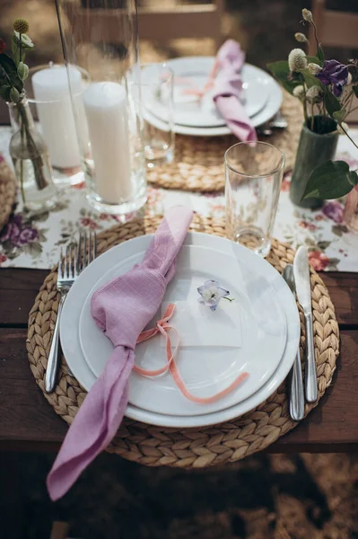 Bir ziyafetin ön planında sofra kurulumu