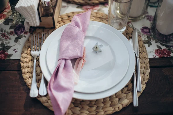 Bir ziyafetin ön planında sofra kurulumu