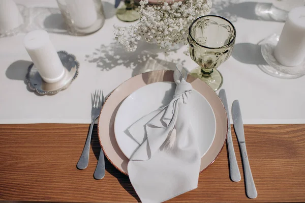 Bir ziyafetin ön planında sofra kurulumu