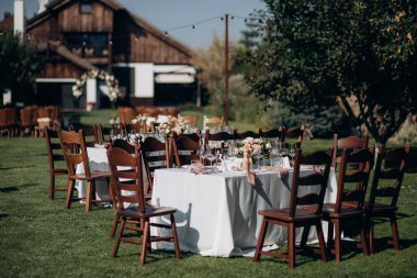 Bahçedeki çimenlikte ziyafet masaları servis etti.