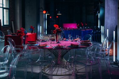 Şölen salonunda yuvarlak masalar servis edilir.