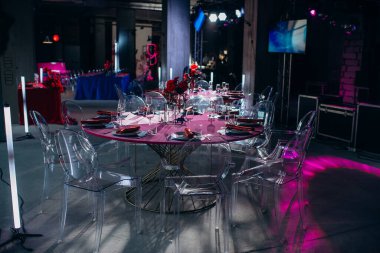 Şölen salonunda yuvarlak masalar servis edilir.