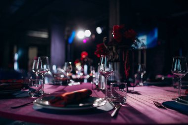 Şölen salonunda yuvarlak masalar servis edilir.