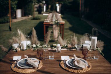 Düğün ziyafeti masası manzarayı hazırlıyor.