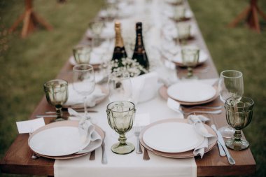 Düğün ziyafeti masası manzarayı hazırlıyor.