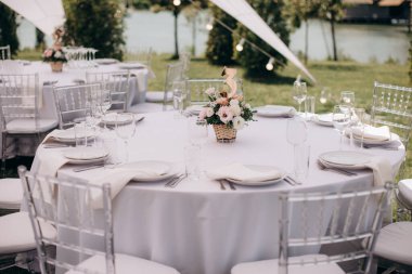 Bahçede yuvarlak masalar servis edilir.