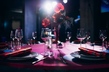 Merkezi çiçek aranjmanı servis edilen ziyafet masasında.