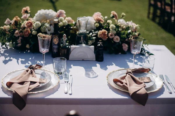 Wedding Banquet Table Setting Front View — стоковое фото