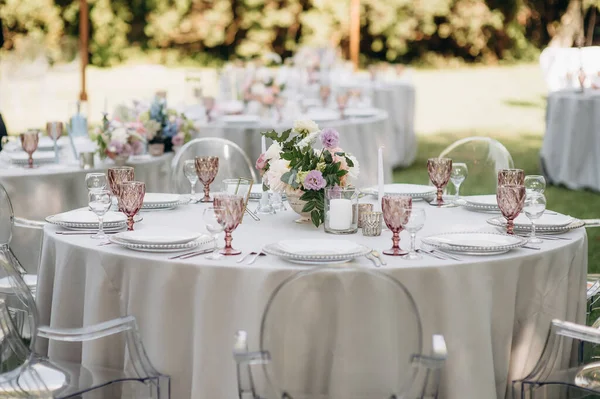 Serveerde Ronde Tafels Tuin — Stockfoto