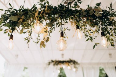 Kırsal asma çiçek düzenlemeleri