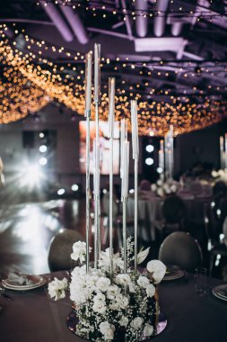 düğün sofrasında mumlar olan bohem boho dekor.