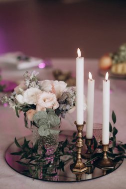 düğün sofrasında mumlar olan bohem boho dekor.