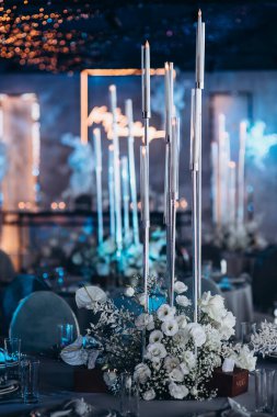 düğün sofrasında mumlar olan bohem boho dekor.