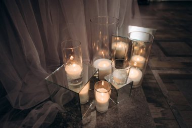 düğün sofrasında mumlar olan bohem boho dekor.