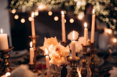 düğün sofrasında mumlar olan bohem boho dekor.