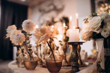 düğün sofrasında mumlar olan bohem boho dekor.