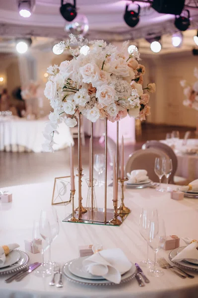 婚宴桌上摆设精美的高花朵 — 图库照片