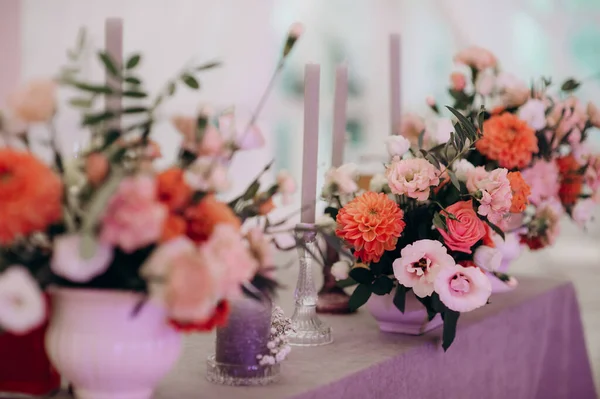 結婚式の机の上の優雅なフラワーアレンジメント — ストック写真