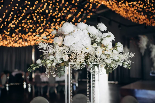 Elegantes Hohes Blumengesteck Dekor Des Hochzeitsbanketts — Stockfoto