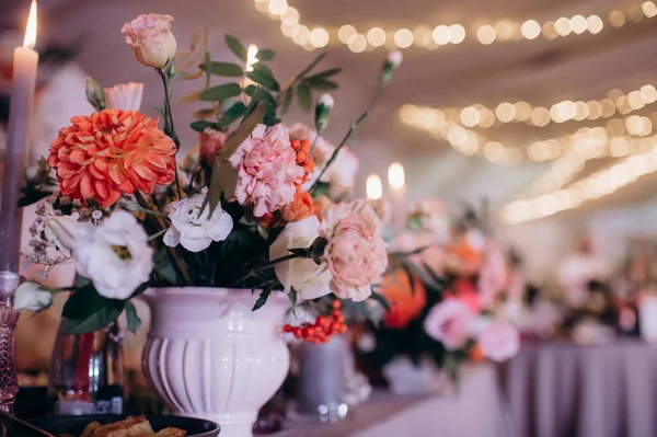 Arrangements Floraux Élégants Sur Réception Table Mariage — Photo