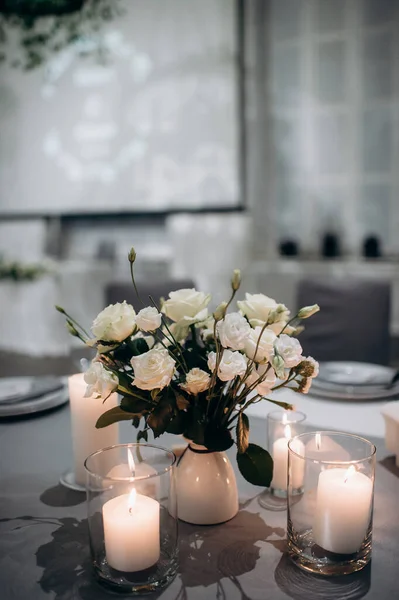 Arrangements Floraux Élégants Sur Réception Table Mariage — Photo