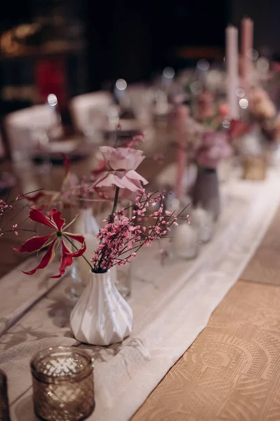 Сільська Квіткова Композиція Декорі Весільного Бенкетного Столу — стокове фото