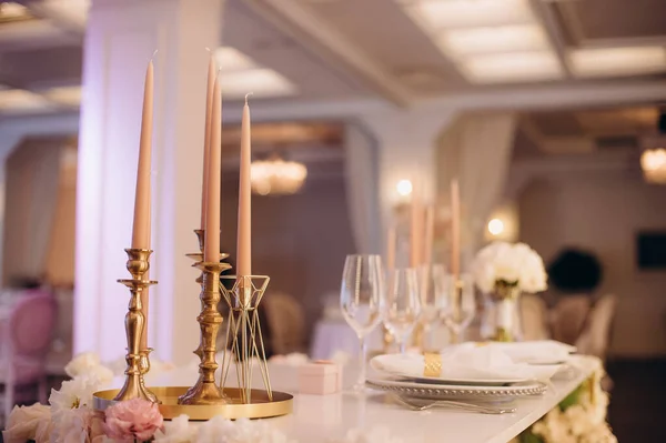 婚宴桌上装饰有蜡烛的波希米亚波荷族装饰 — 图库照片