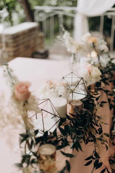 婚宴桌上摆设简朴的花朵 — 图库照片