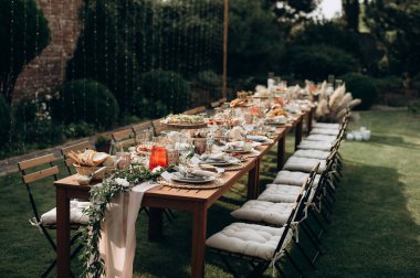 Taze yemekli ziyafet masası.