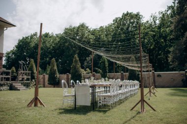 Verandada dikdörtgen düğün festivali sehpası, doğada bahçe.