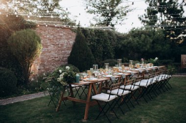 Taze yemekli ziyafet masası.