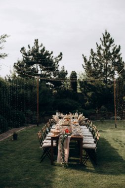 Verandada dikdörtgen düğün festivali sehpası, doğada bahçe.