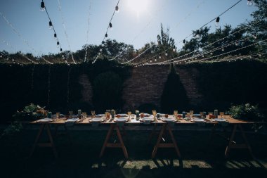 Verandada dikdörtgen düğün festivali sehpası, doğada bahçe.
