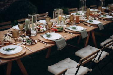 Taze yemekli ziyafet masası.