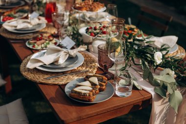 Taze yemekli ziyafet masası.