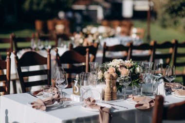 Taze yemekli ziyafet masası.