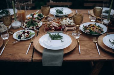 Taze yemekli ziyafet masası.