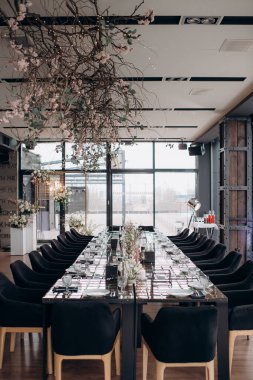 dikdörtgen düğün festivali restoranda servis ediliyor.