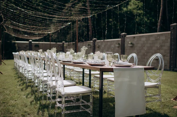 Verandada dikdörtgen düğün festivali sehpası, doğada bahçe.